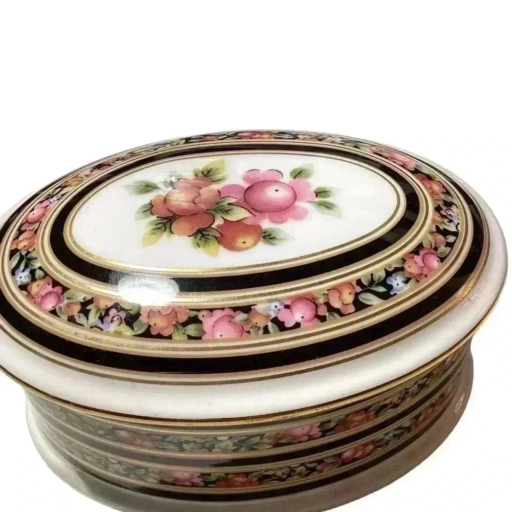 WEDGWOOD CLIO FLORAL PATTERN OVAL TRINKET BOX  BONE CHINA MADE IN ENGLAND - Picture 3 of 6